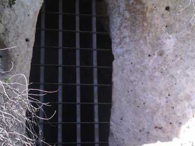L'ingresso originale alla chiesa rupestre di Lama d'Antico, oggi protetto da un'inferriata